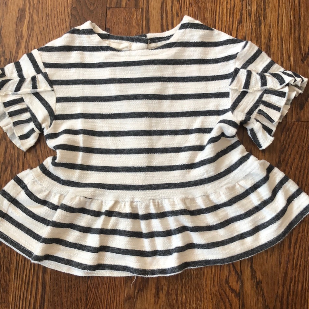 Peek shirt with ruffled sleeves